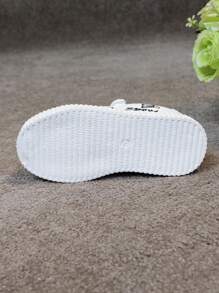 1 Pair Unisex Kids Casual Hook And Loop White Sneakers With Cartoon Embroidered Decoration, Comfortable Breathable Campus Style Flats