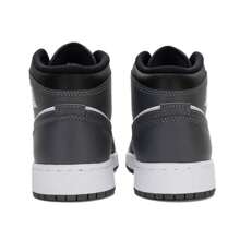 Air Jordan 1 Mid (GS) 篮球鞋，轻便，青少年训练和表演，DQ8423-001 - 黑/鐵灰/白 - 查看 5