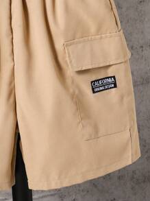 Tween Jungens Kurzarm-T-Shirt mit Cartoon-Buchstaben-Aufdruck und gewebten Shorts mit Buchstaben-Stickerei