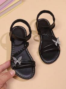 زوج من الصنادل المسطحة للبنات 'صغيرات الحجم، من الجلد الصناعي، مزينة بسيور مزدوجة على الكتف بالراينستون واللؤلؤ والفراشات، تصميم إغلاق مرن للكاحل ، إصبع القدم مفتوح وقاعدة مضادة للانزلاق، موضة أسود جميلة مناسبة لفتيات عمر 3-15 سنة، لليومي أو العطل الصيفية