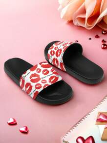 Tongs de plage personnalisées pour la Saint-Valentin avec nom, sandales glissantes personnalisées avec un design de lèvres rouges, chaussures d'été confortables et antidérapantes pour hommes et femmes, parfaites pour la plage, la piscine et les tenues décontractées