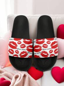 Tongs de plage personnalisées pour la Saint-Valentin avec nom, sandales glissantes personnalisées avec un design de lèvres rouges, chaussures d'été confortables et antidérapantes pour hommes et femmes, parfaites pour la plage, la piscine et les tenues décontractées