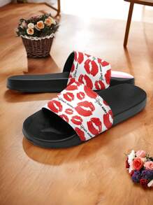 Tongs de plage personnalisées pour la Saint-Valentin avec nom, sandales glissantes personnalisées avec un design de lèvres rouges, chaussures d'été confortables et antidérapantes pour hommes et femmes, parfaites pour la plage, la piscine et les tenues décontractées