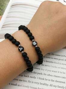 Brazalete de cuentas de piedra negra esmerilada de 6 mm Pulsera con 26 letras iniciales del nombre con cuerda elástica para regalos de pareja, amistad y familia