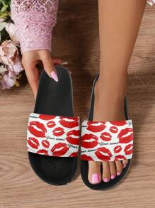 Tongs de plage personnalisées pour la Saint-Valentin avec nom, sandales glissantes personnalisées avec un design de lèvres rouges, chaussures d'été confortables et antidérapantes pour hommes et femmes, parfaites pour la plage, la piscine et les tenues décontractées