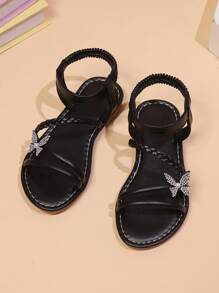 زوج من الصنادل المسطحة للبنات 'صغيرات الحجم، من الجلد الصناعي، مزينة بسيور مزدوجة على الكتف بالراينستون واللؤلؤ والفراشات، تصميم إغلاق مرن للكاحل ، إصبع القدم مفتوح وقاعدة مضادة للانزلاق، موضة أسود جميلة مناسبة لفتيات عمر 3-15 سنة، لليومي أو العطل الصيفية