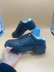 Chaussures de sport casual noires en PU imperméables et antidérapantes pour femmes. Polyvalentes pour la course, les voyages, avec un amorti des chocs et confortables pour les activités en plein air