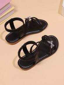 زوج من الصنادل المسطحة للبنات 'صغيرات الحجم، من الجلد الصناعي، مزينة بسيور مزدوجة على الكتف بالراينستون واللؤلؤ والفراشات، تصميم إغلاق مرن للكاحل ، إصبع القدم مفتوح وقاعدة مضادة للانزلاق، موضة أسود جميلة مناسبة لفتيات عمر 3-15 سنة، لليومي أو العطل الصيفية