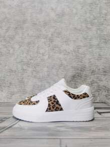 Zapatos de estilo británico popular, zapatos blancos pequeños, zapatos casuales de plataforma ultraligera, zapatos con diseño de estrella y panda, que combinan con los nuevos zapatos de pareja vintage de 2024 de suela baja, zapatos casuales para dama