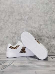 Zapatos de estilo británico popular, zapatos blancos pequeños, zapatos casuales de plataforma ultraligera, zapatos con diseño de estrella y panda, que combinan con los nuevos zapatos de pareja vintage de 2024 de suela baja, zapatos casuales para dama