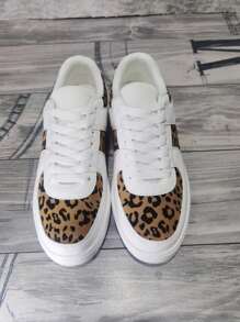 Zapatos de estilo británico popular, zapatos blancos pequeños, zapatos casuales de plataforma ultraligera, zapatos con diseño de estrella y panda, que combinan con los nuevos zapatos de pareja vintage de 2024 de suela baja, zapatos casuales para dama