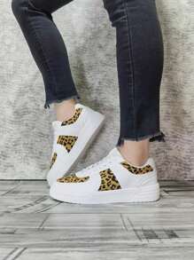 Zapatos de estilo británico popular, zapatos blancos pequeños, zapatos casuales de plataforma ultraligera, zapatos con diseño de estrella y panda, que combinan con los nuevos zapatos de pareja vintage de 2024 de suela baja, zapatos casuales para dama