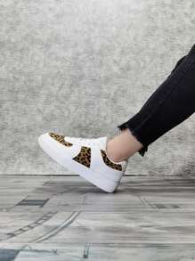 Zapatos de estilo británico popular, zapatos blancos pequeños, zapatos casuales de plataforma ultraligera, zapatos con diseño de estrella y panda, que combinan con los nuevos zapatos de pareja vintage de 2024 de suela baja, zapatos casuales para dama
