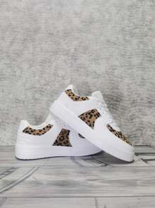 Zapatos de estilo británico popular, zapatos blancos pequeños, zapatos casuales de plataforma ultraligera, zapatos con diseño de estrella y panda, que combinan con los nuevos zapatos de pareja vintage de 2024 de suela baja, zapatos casuales para dama