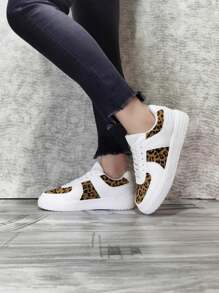 Zapatos de estilo británico popular, zapatos blancos pequeños, zapatos casuales de plataforma ultraligera, zapatos con diseño de estrella y panda, que combinan con los nuevos zapatos de pareja vintage de 2024 de suela baja, zapatos casuales para dama