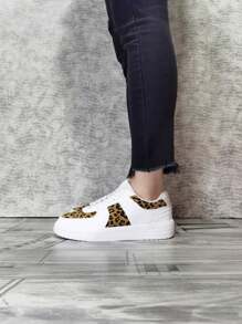 Zapatos de estilo británico popular, zapatos blancos pequeños, zapatos casuales de plataforma ultraligera, zapatos con diseño de estrella y panda, que combinan con los nuevos zapatos de pareja vintage de 2024 de suela baja, zapatos casuales para dama