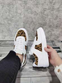 Zapatos de estilo británico popular, zapatos blancos pequeños, zapatos casuales de plataforma ultraligera, zapatos con diseño de estrella y panda, que combinan con los nuevos zapatos de pareja vintage de 2024 de suela baja, zapatos casuales para dama
