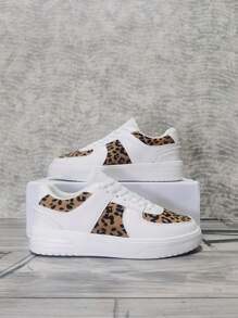 Zapatos de estilo británico popular, zapatos blancos pequeños, zapatos casuales de plataforma ultraligera, zapatos con diseño de estrella y panda, que combinan con los nuevos zapatos de pareja vintage de 2024 de suela baja, zapatos casuales para dama