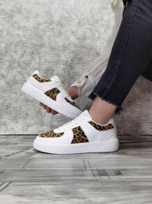 Zapatos de estilo británico popular, zapatos blancos pequeños, zapatos casuales de plataforma ultraligera, zapatos con diseño de estrella y panda, que combinan con los nuevos zapatos de pareja vintage de 2024 de suela baja, zapatos casuales para dama