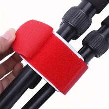 2 set de sangles de ski réglables avec attaches, sangles de fixation pour bâtons de ski pour le rangement, accessoires de ski avec protections, convient pour transporter des cadeaux de sports d'hiver (bleu, rouge et noir)