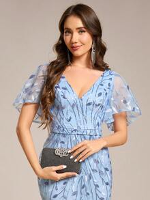 优雅V领蝴蝶袖花卉亮片网纱鱼尾浅蓝色正式晚礼服，适合舞会、秋季婚礼宾客礼服、毕业典礼及其他场合。