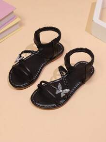 زوج من الصنادل المسطحة للبنات 'صغيرات الحجم، من الجلد الصناعي، مزينة بسيور مزدوجة على الكتف بالراينستون واللؤلؤ والفراشات، تصميم إغلاق مرن للكاحل ، إصبع القدم مفتوح وقاعدة مضادة للانزلاق، موضة أسود جميلة مناسبة لفتيات عمر 3-15 سنة، لليومي أو العطل الصيفية