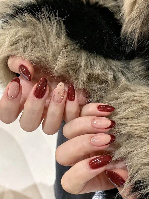 10 pièces d'ongles de manucure française aux amandes d'hiver avec décoration de strass rouges, ongles élégants de haute qualité pour femmes, convenant pour les ongles pressés du Nouvel An
