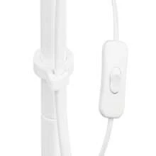 Un lampadaire blanc élégant réchauffe votre maison