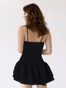 Robe noir ajustable avec bretelles, à ligne A, avec jolie broderie. Idéale pour les festivals de musique au printemps et en été