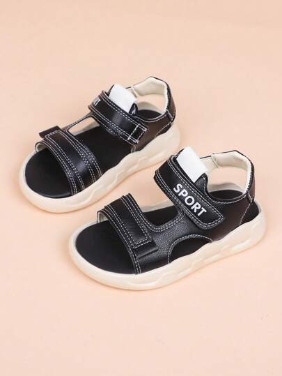 一双女童凉鞋，鞋底柔软，百搭超轻。2024年夏季新款防滑幼儿园宝宝鞋