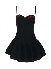 Robe noir ajustable avec bretelles, à ligne A, avec jolie broderie. Idéale pour les festivals de musique au printemps et en été
