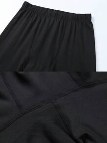 男士黑色保暖内衣圆领抓绒套装，修身舒适，冬季防寒保暖，户外滑雪居家皆宜，弹性面料，秋冬礼物之选