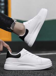 Zapatillas deportivas casuales para hombres, con suela gruesa antideslizante, de cordones planos, blancas, versátiles para primavera y otoño, ligeras y cómodas para ir al trabajo