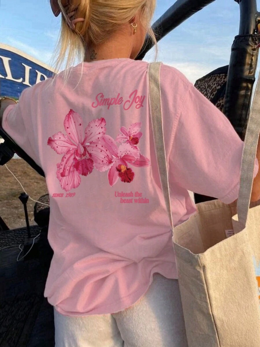 这款休闲印花圆领短袖T恤适合女孩和儿童夏季穿着。粉色花朵图案为喜爱花朵并想脱颖而出的女孩们提供了一款独特的T恤选择。女童服装，女童图案T恤，夏季上衣，女童服饰，开斋节快乐，斋月吉祥 - 粉色 - 查看 1