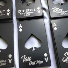 个性化伴郎礼物 定制黑桃A开瓶器 最佳伴郎礼物 个性化姓名首字母钱包式开瓶器 信用卡开瓶器 啤酒开瓶器 婚礼派对装饰礼物 送给他/她 情人节礼物 情人节装饰礼物 生日毕业礼物 可调节 装饰品 易于清洁 可雕刻 独特 送给她的理想礼物 女友 爸爸 男友 家人 妈妈 家居生活 为您的家增添节日气氛 纪念品 可重复使用 可爱 高品质 - 彩色 - 查看 8