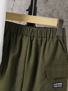 2 Stücke Set mit Buchstaben Grafik T-Shirt mit Kurzarm und einfarbiger Cargo-Shorts für Kleinkindjungen