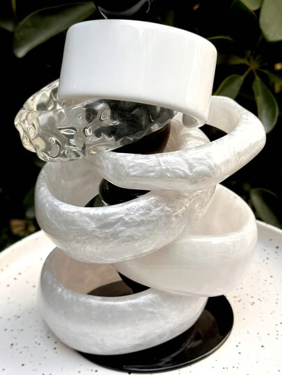 1pc Elegant & Stylish Pearl White Resin Bracelet For Women, Suitable For Autumn/Winter Wear, Gift Or Commemorative Gift