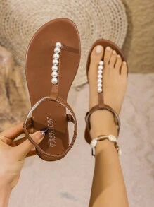 Sandálias femininas com tira em T e decoração de pérolas, estilo romano novo de verão, confortável, casual, praia, férias, slip-on, elegante e versátil