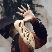 Foam Runners Shoes For Women Man EVA Lightweight Hole Shoes Breathable Non-Slip Beach Shoes Casual Fashion Sports Sandals Foam Runner Sneskers For Women Beach Dating Couple Shoes - 杏色 - 查看 7