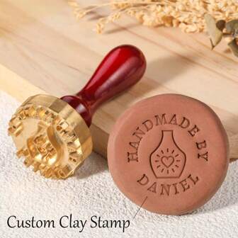 1 Stück 3cm individuelle Töpferstempel, individueller Ton-Stempel, Initialen-Keramikstempel mit Holzgriff, individueller Seifenstempel aus Messing, personalisierter Signatur-Messingstempel für Töpferei, Schulanfang, multifunktional, kompakt, Siegel, wiederverwendbar, nicht bügeln, schlicht, modern, kawaii, lustig, farbig, königsblau, einzigartig, individuell bedruckbare Selbstfärbestempel
