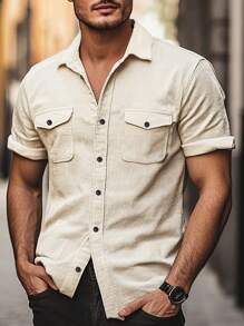 男士流行时尚经典灯芯绒短袖衬衫，翻领前扣，双口袋设计，简约风格适合休闲日常穿着，夏季新品
