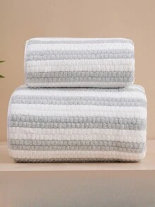 1 stuk koraalfleece badhanddoek met verticale strepen, superzacht, absorberend, huidvriendelijk, geschikt voor thuis, badkamer, sportschool, hotel, strand, essentieel voor dagelijks gebruik, perfect cadeau voor alle gelegenheden. Badkamerdecoratie voor thuis, zomer, terug naar school, voor schoonheidssalons, badkamer thuis.