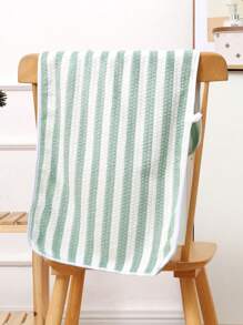 1 stuk koraalfleece badhanddoek met verticale strepen, superzacht, absorberend, huidvriendelijk, geschikt voor thuis, badkamer, sportschool, hotel, strand, essentieel voor dagelijks gebruik, perfect cadeau voor alle gelegenheden. Badkamerdecoratie voor thuis, zomer, terug naar school, voor schoonheidssalons, badkamer thuis.