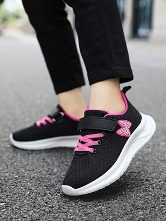 适合男孩和女孩的儿童运动鞋，适合返校，带有卡通蝴蝶细节的透气针织运动鞋 - 运动街头低帮鞋，配有可调节绑带闭合，圆头 EVA 外底带有织物衬里，适合春夏季和所有季节穿着