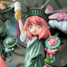 Sanrio Estatua de la Libertad de mimo espía Anya modelo de mano animada, adorno lindo para juegos/oficina/regalo de San Valentín/regalo de cumpleaños/adorno para carro/adorno para escritorio (Es normal que algunas partes tengan diferencias de color, lo cual no afecta el uso normal)