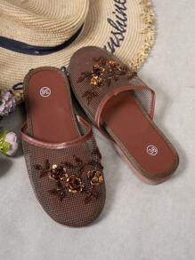 Sandales plates de plage classiques rétro pour femmes, faites main avec perles et décoration florale. Semelle en maille respirante, semelle en EVA légère et douce, pantoufles d'intérieur de style bohème, chaussures mules café - brun - Voir 3