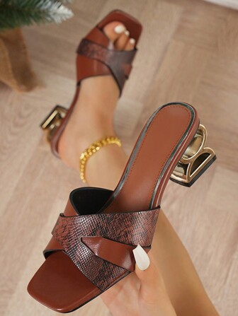 女士棕色蛇皮图案露趾凉鞋，时尚百搭舒适方头粗高跟一脚蹬拖鞋