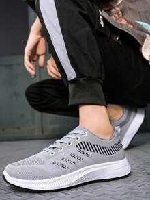 Zapatos deportivos vintage multicolores cómodos y casuales para hombre con azul oscuro y marrónHombres Zapatillas deportivas de color combinado con cordón delantero patinar deportivoZapatos deportivos de running informales, cómodos y transpirables al aire libre para hombre. Diseño de bloques de color blanco y negro sencillo y de moda - Gris - Ver 4