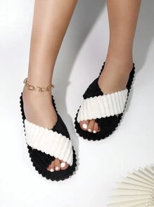 女士时尚双带蓬松黑白家居拖鞋，柔软底部舒适安静卧室拖鞋 - 黑與白 - 查看 3