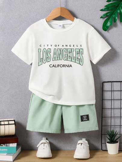 Conjunto de camiseta de manga corta con estampe de letras y pantalones cortos tejidos para niño